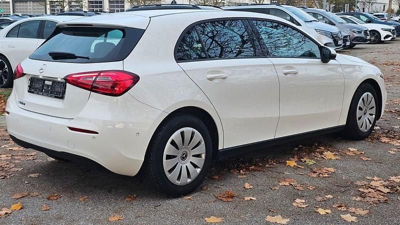 Gebraucht Mercedes A180 116 PS (85 kW) 2022 Weiß Limousine