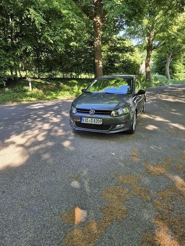 Grau Gebraucht 2012 VW Polo Match Limousine | 7.000 € (Fairer Preis) - Bild 1/4