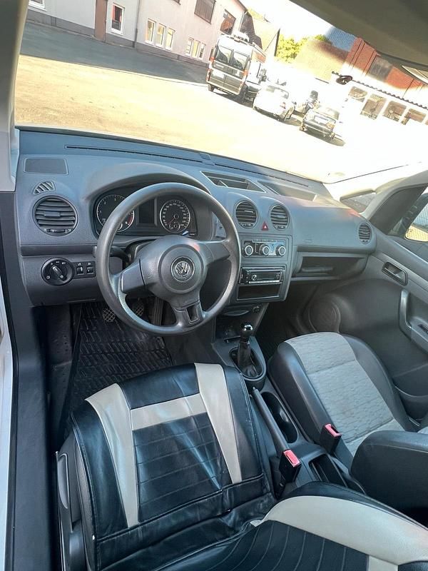 Second-hand VW Caddy 105 CP (77 kW) 2011 Alb Monovolum