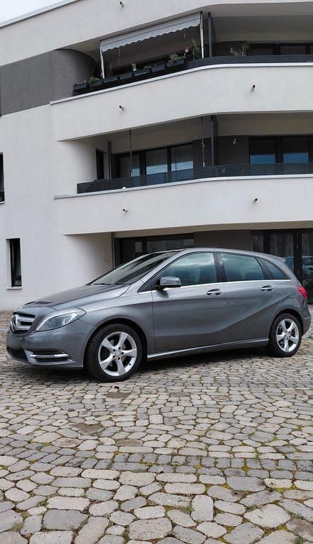 Gebraucht Mercedes B200 136 PS (100 kW) 2013 Grau Van / Kleinbus
