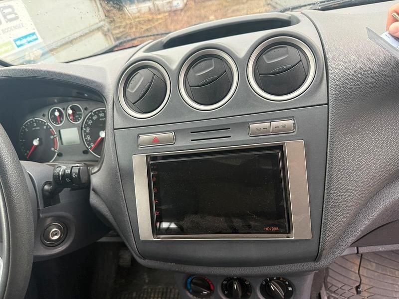 Gebraucht Ford Tourneo Connect 110 PS (80 kW) 2010 Rot Van / Kleinbus