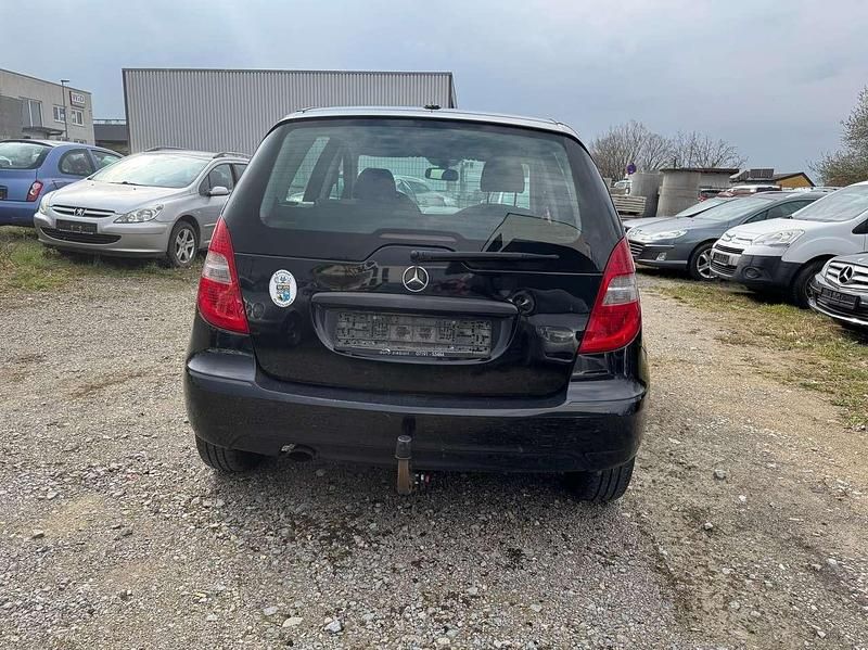 Gebraucht Mercedes A180 116 PS (85 kW) 2011 Kosmosschwarz  metalliclack Kleinwagen