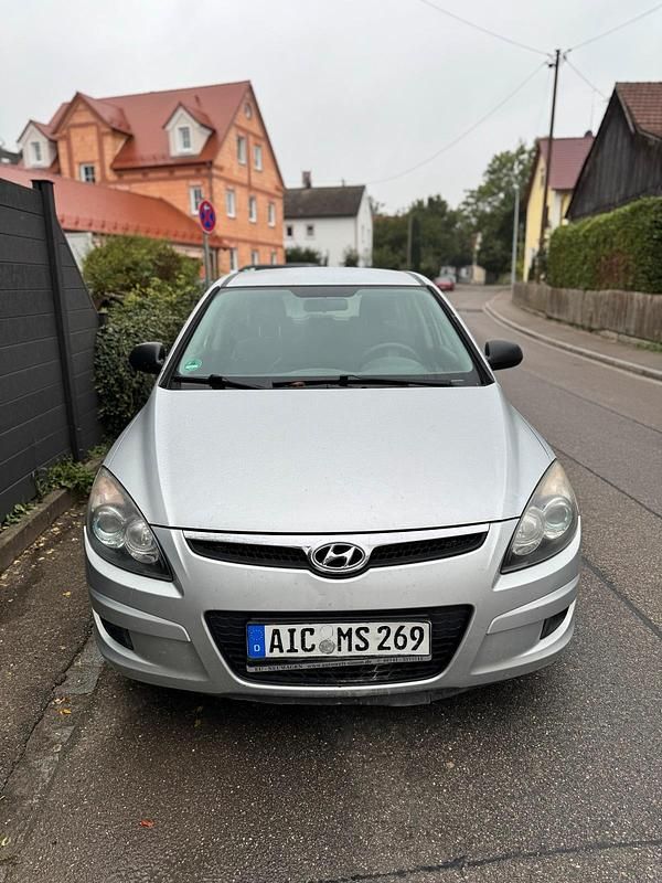 Grau Gebraucht 2010 Hyundai i30 Limousine | 900 € (Superpreis) - Bild 1/4