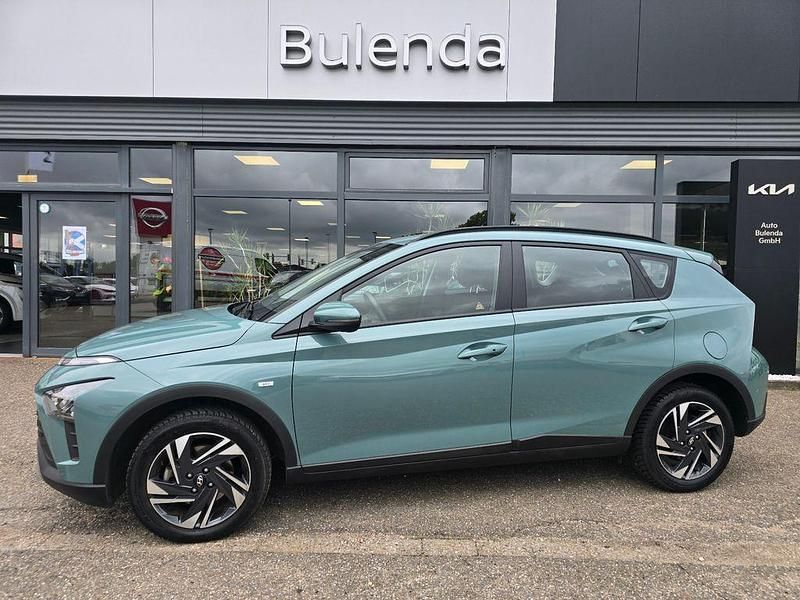 Grün Gebraucht 2023 Hyundai Bayon Trend SUV | 21.970 € (Teuer) - Bild 1/4
