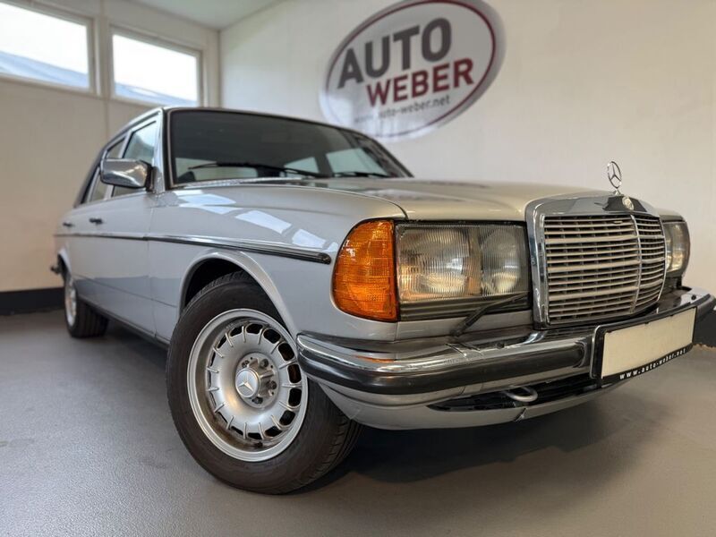 Silber Gebraucht 1979 Mercedes E280 Limousine | 17.890 € - Bild 1/4