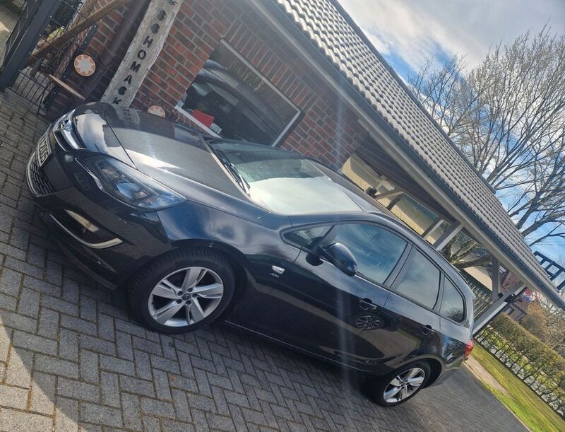 Schwarz Gebraucht 2013 Opel Astra Active Kombi | 7.900 € (Teuer) - Bild 1/4