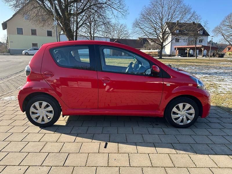Gebraucht Toyota Aygo Cool 68 PS (50 kW) 2012 Rot Kleinwagen