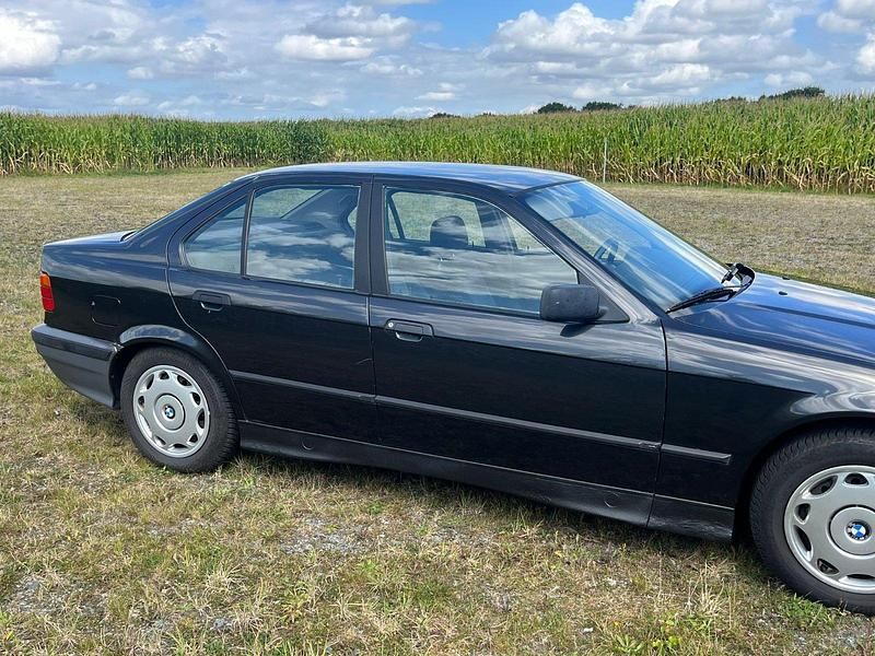 Schwarz Gebraucht 1993 BMW 325 Limousine | 5.400 € - Bild 1/4