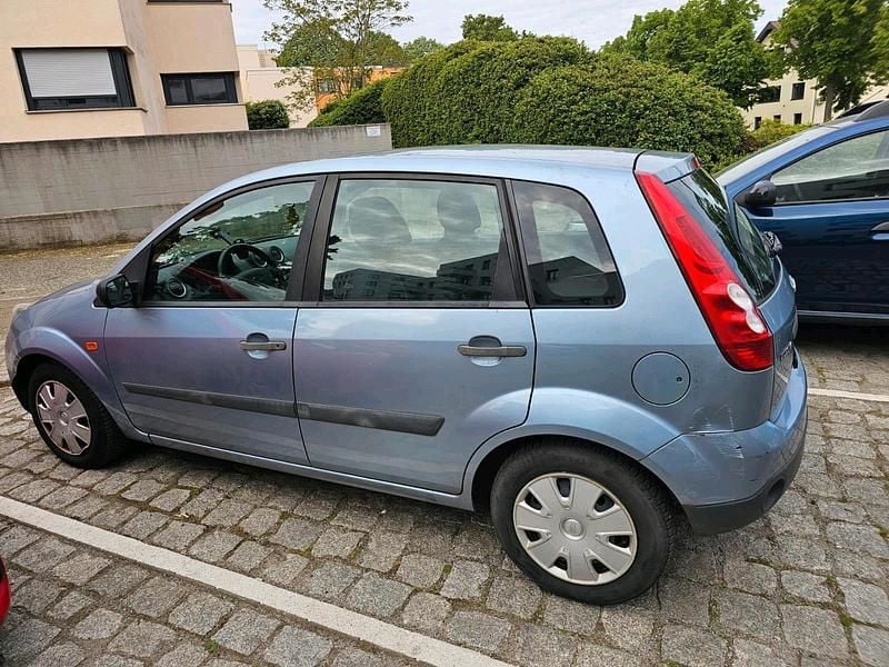 Gebraucht Ford Fiesta 105 PS (77 kW) 2005 Blau Kleinwagen