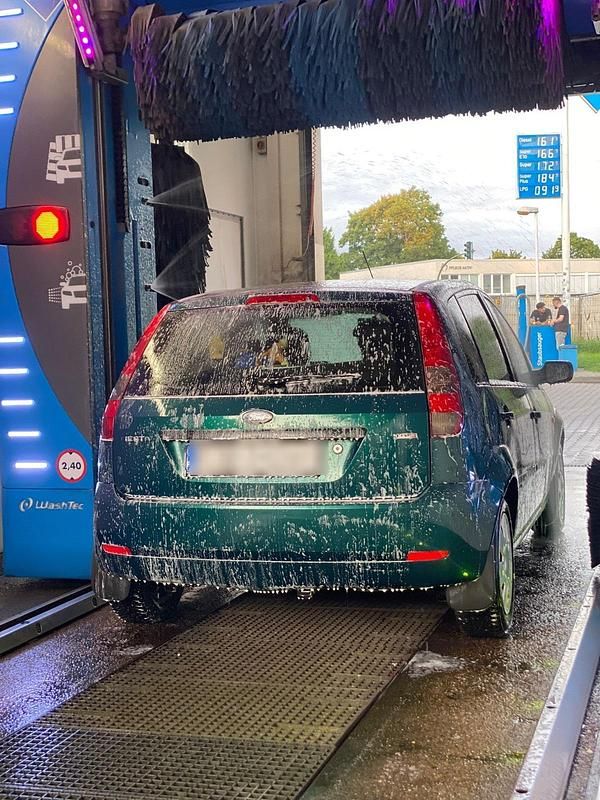 Grün Gebraucht 2002 Ford Fiesta Kleinwagen | 550 € (Fairer Preis) - Bild 1/4