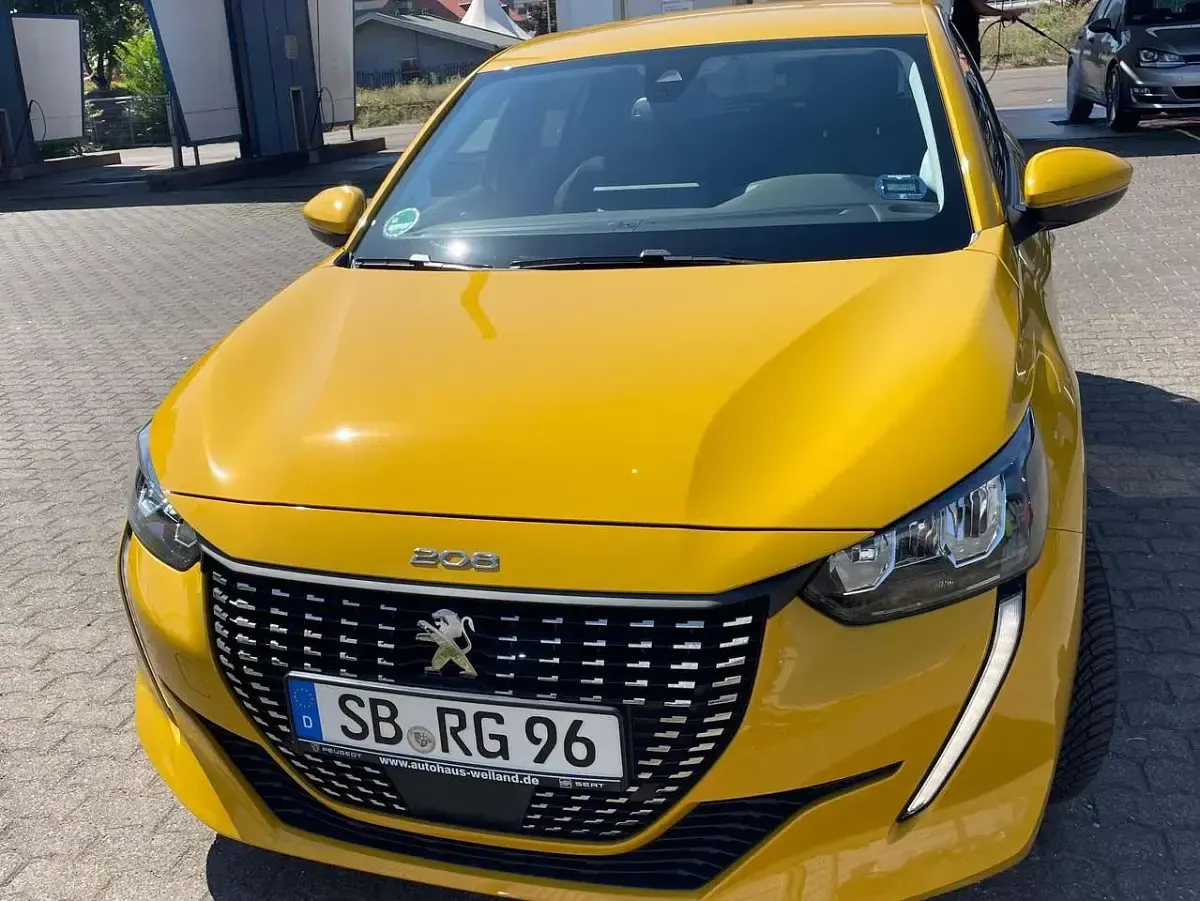 Gebraucht Peugeot 208 Allure 101 PS (74 kW) 2022 Gelb Kleinwagen