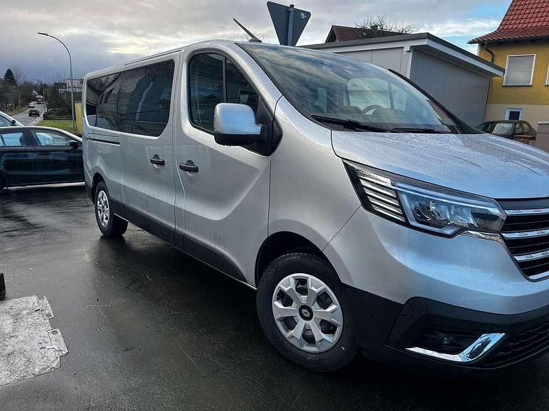 Gebraucht Renault Trafic Life 150 PS (110 kW) 2024 Highland grey Van / Kleinbus