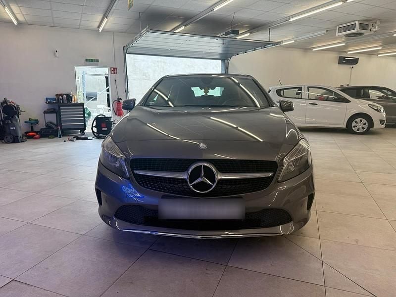Grau Gebraucht 2016 Mercedes A180 Kleinwagen | 14.900 € (Fairer Preis) - Bild 1/4