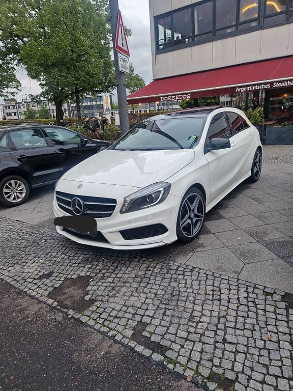 Weiß Gebraucht 2014 Mercedes A200 AMG line Limousine | 15.900 € (Fairer Preis) - Bild 1/4