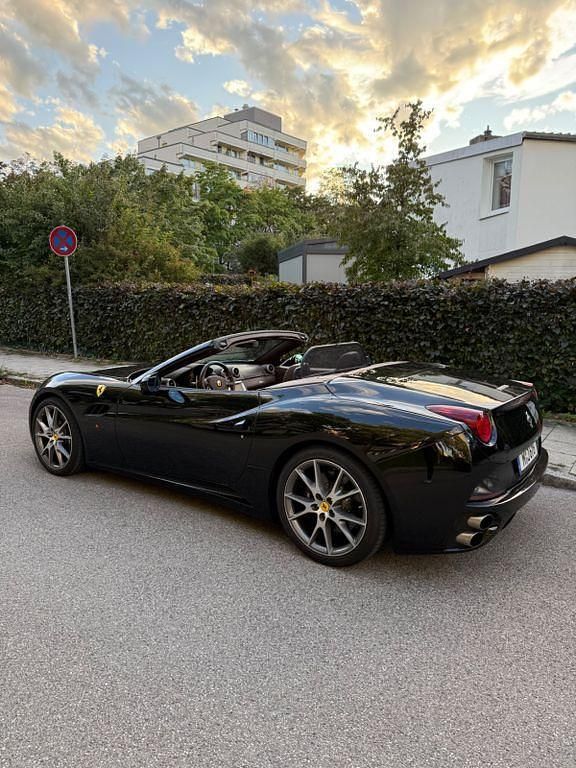 Schwarz Gebraucht 2013 Ferrari California Cabrio | 119.200 € (Fairer Preis) - Bild 1/4