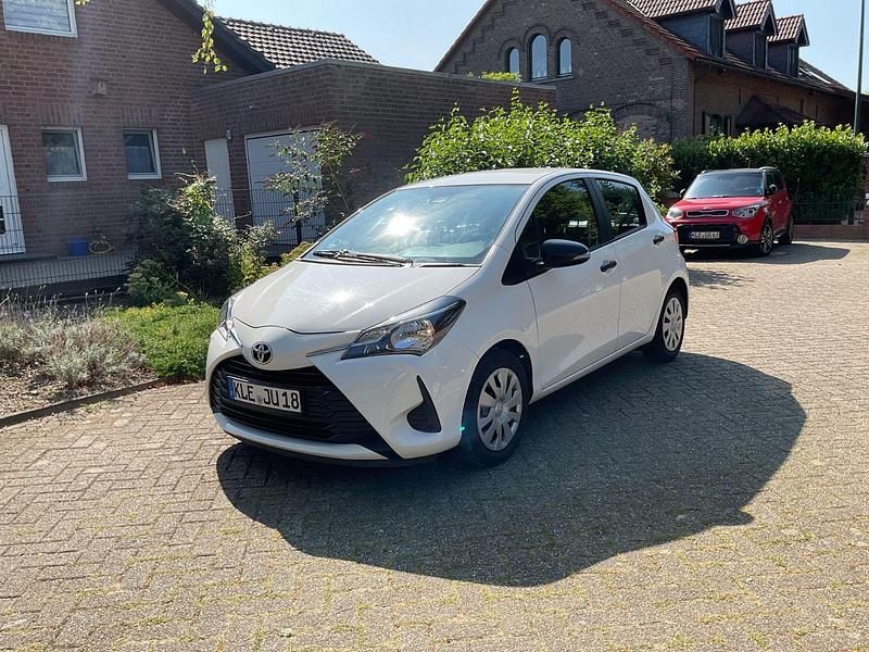 Weiß Gebraucht 2019 Toyota Yaris Comfort Kleinwagen | 7.800 € (Guter Preis) - Bild 1/4