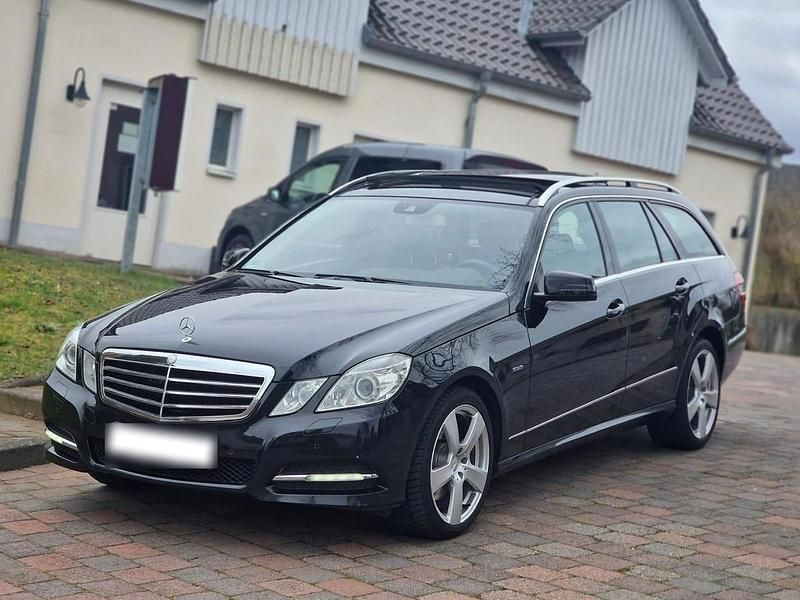 Gebraucht Mercedes E300 231 PS (169 kW) 2011 Schwarz Kombi