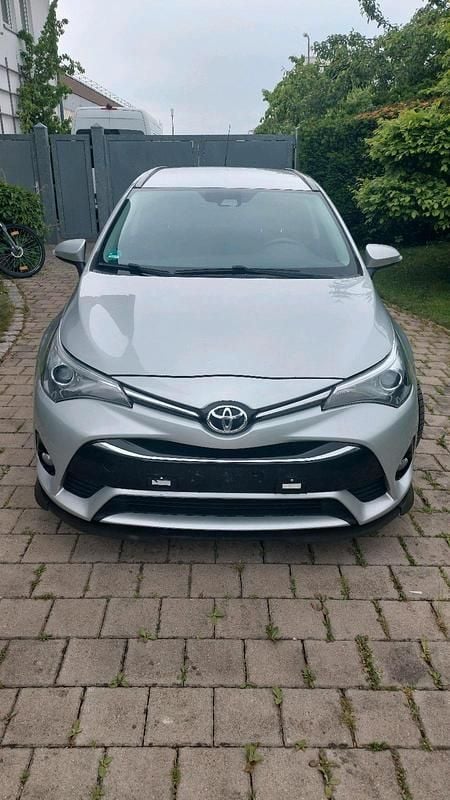 Silber Gebraucht 2025 Toyota Avensis Kombi | 8.900 € - Bild 1/4