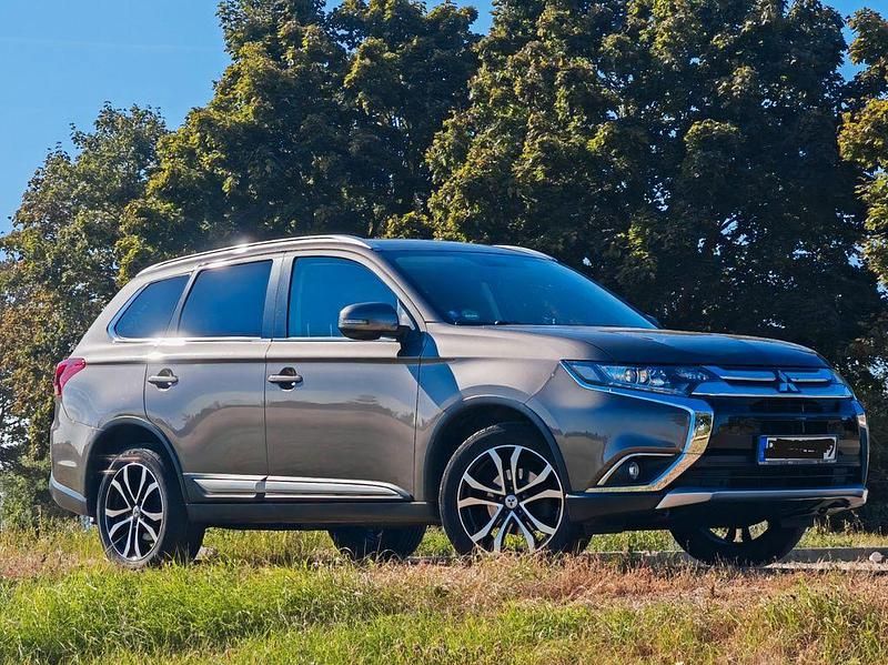 Braun Gebraucht 2017 Mitsubishi Outlander Edition SUV | 14.400 € (Fairer Preis) - Bild 1/4