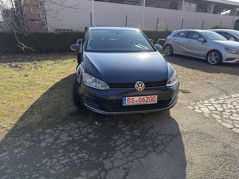 Second-hand VW Golf VII LOUNGE 125 CP (91 kW) 2015 Albastru Hatchback