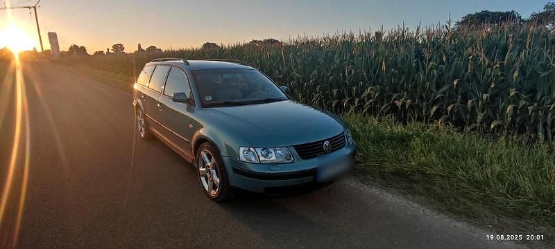 Blau Gebraucht 1999 VW Passat Kombi | 1.100 € (Guter Preis) - Bild 1/4