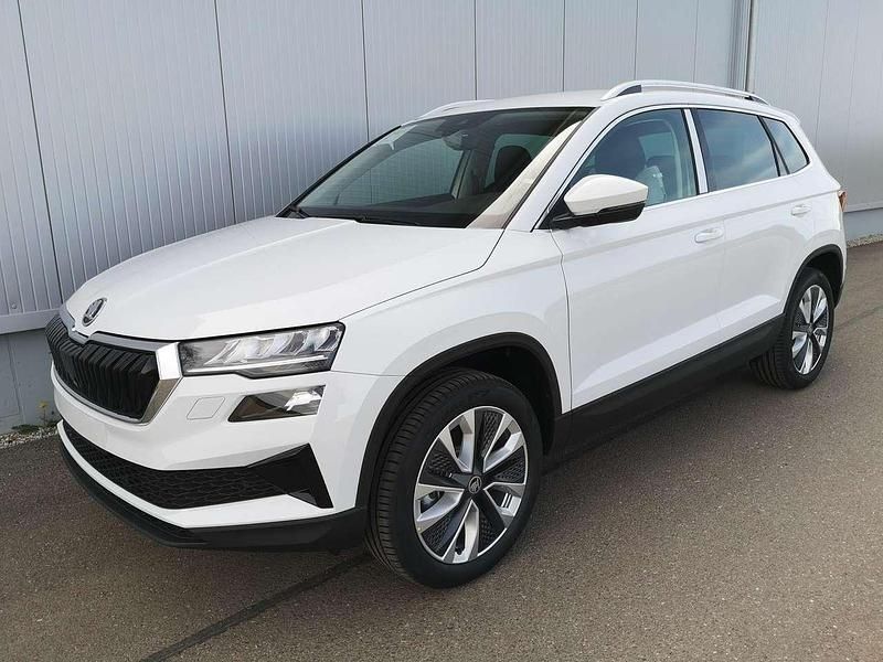 Nevadaweiß metallic Neu 2025 Skoda Karoq Selection SUV | 38.140 € (Fairer Preis) - Bild 1/4