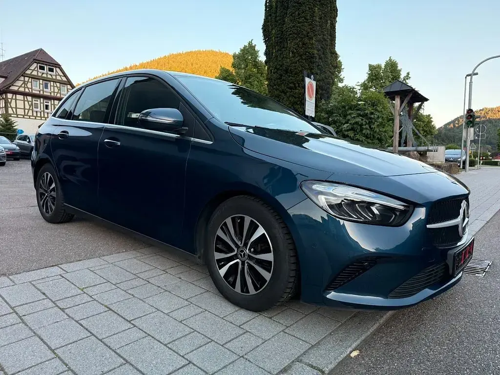 Gebraucht Mercedes B180 116 PS (85 kW) 2023 Blau Kleinwagen