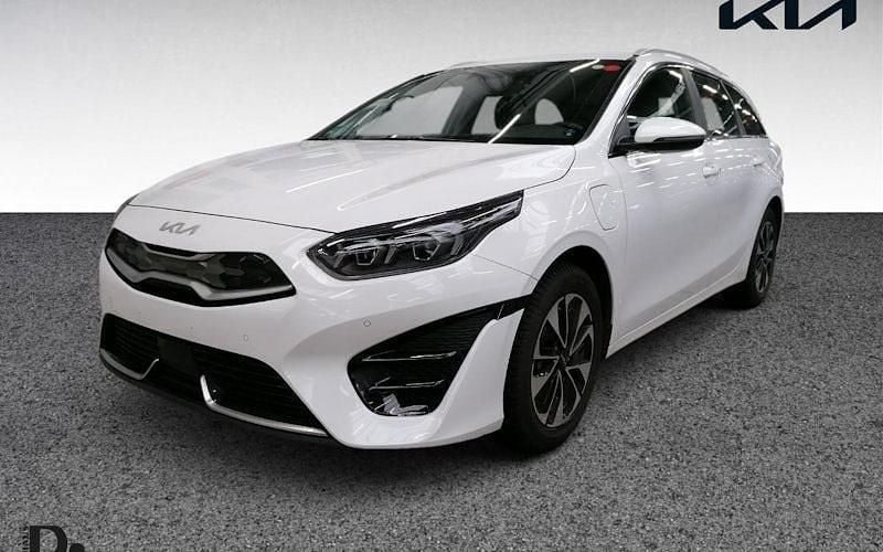 Weiß Gebraucht 2024 Kia Ceed Sportswagon Spirit Kombi | 24.495 € (Guter Preis) - Bild 1/4