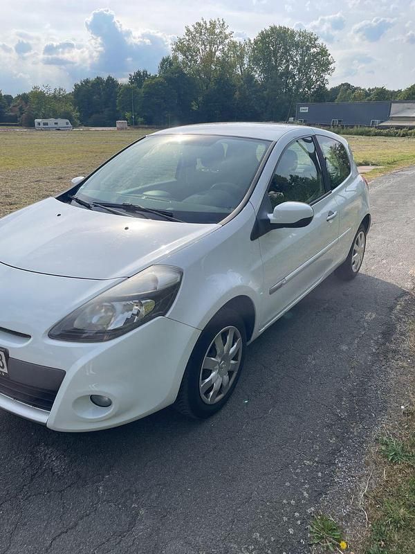 Weiß Gebraucht 2012 Renault Clio IV Dynamique Limousine | 3.299 € (Superpreis) - Bild 1/4