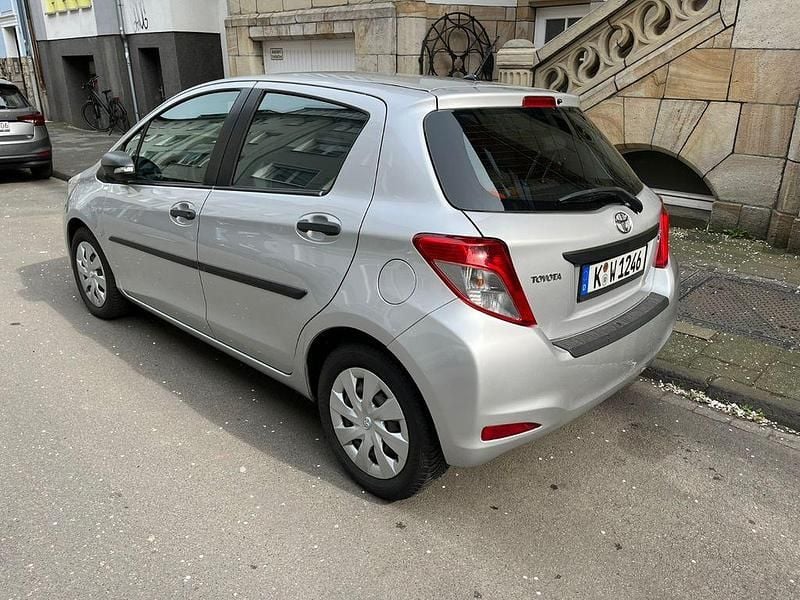 Gebraucht Toyota Yaris Cool 99 PS (72 kW) 2012 Silber Kleinwagen