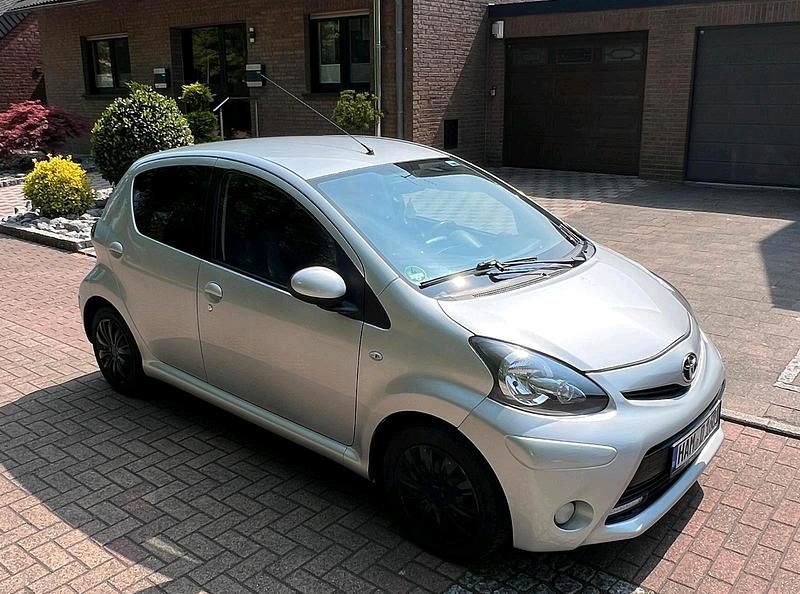 Silber Gebraucht 2013 Toyota Aygo Cool Kleinwagen | 3.999 € (Fairer Preis) - Bild 1/4
