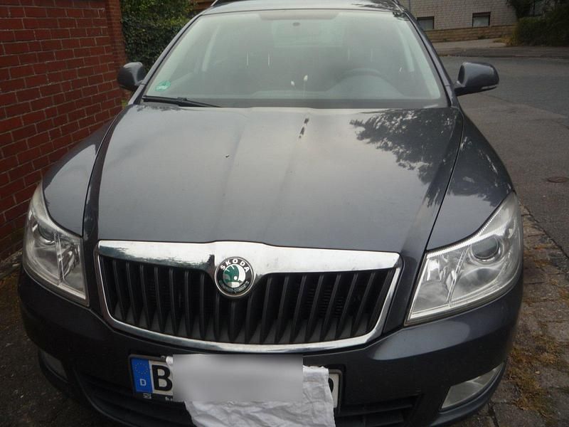 Grau Gebraucht 2012 Skoda Octavia Kombi | 4.900 € - Bild 1/4