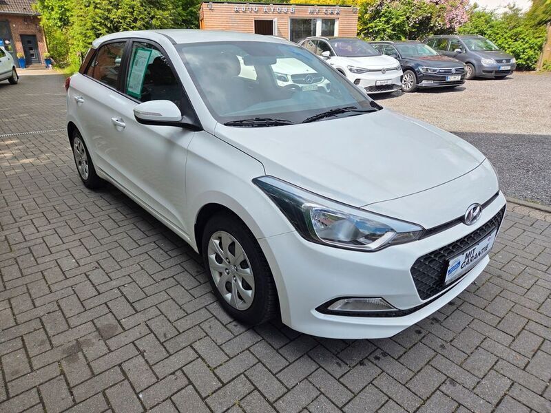 Weiß Gebraucht 2016 Hyundai i20 Limousine | 8.890 € (Fairer Preis) - Bild 1/4