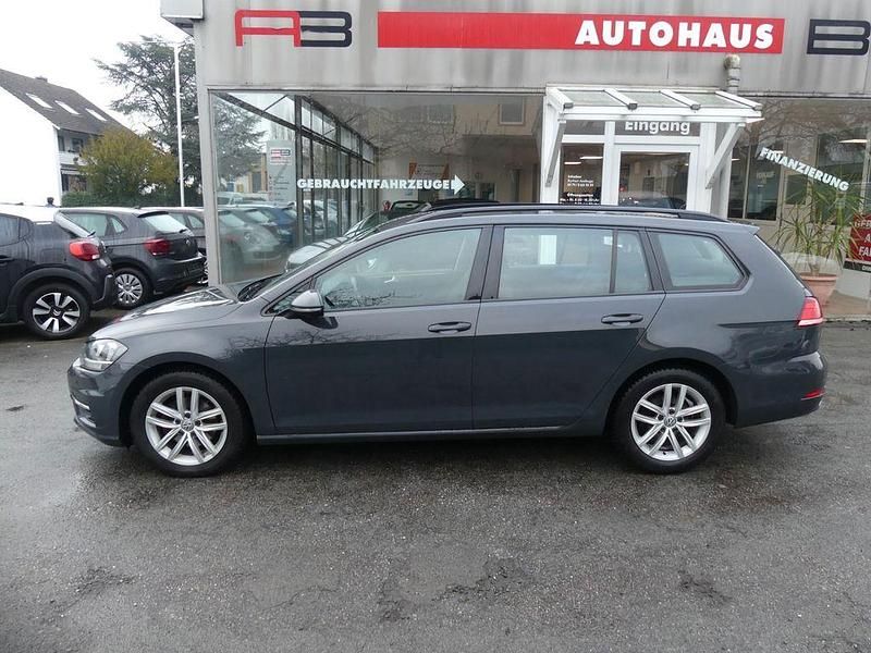 Grau Gebraucht 2017 VW Golf VII Comfortline Kombi | 8.990 € (Fairer Preis) - Bild 1/4