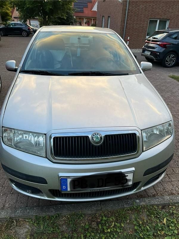 Grau Gebraucht 2004 Skoda Fabia Limousine | 1.100 € - Bild 1/2