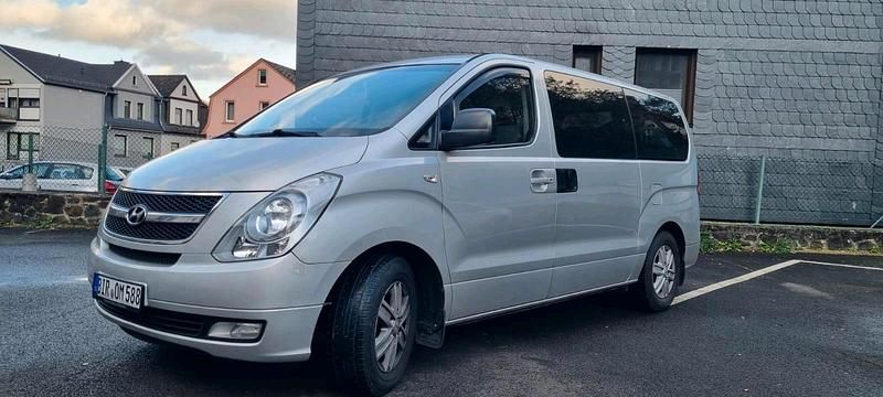Grau Gebraucht 2009 Hyundai H-1 Van | 8.100 € (Etwas zu teuer) - Bild 1/4