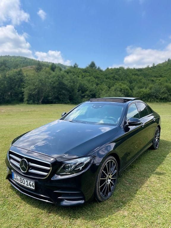Schwarz Gebraucht 2018 Mercedes E350 AMG line Limousine | 32.900 € (Etwas zu teuer) - Bild 1/4