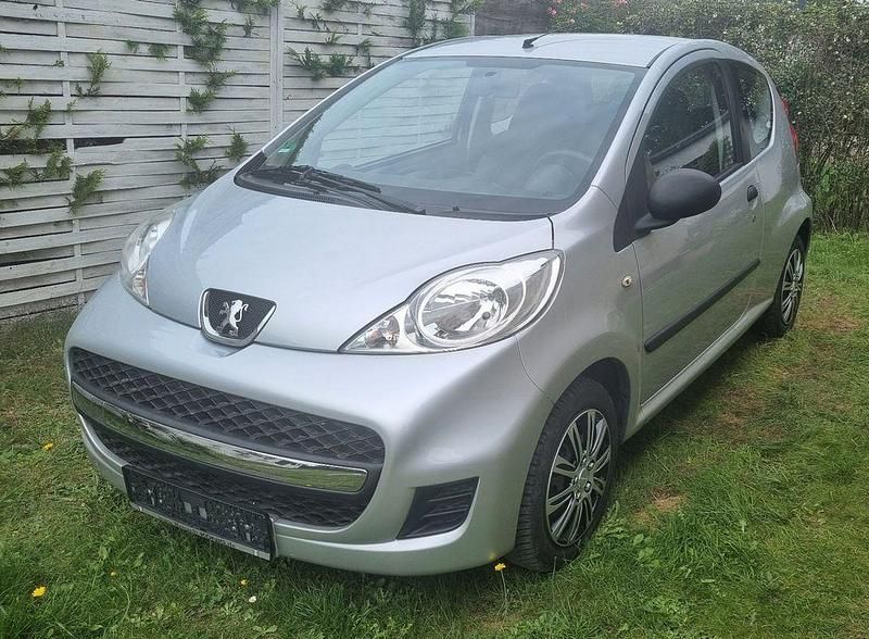 Silber Gebraucht 2009 Peugeot 107 Filou Kleinwagen | 2.500 € (Fairer Preis) - Bild 1/4