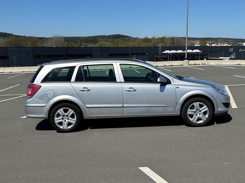 Gebraucht Opel Astra Edition 116 PS (85 kW) 2008 Silber Kombi