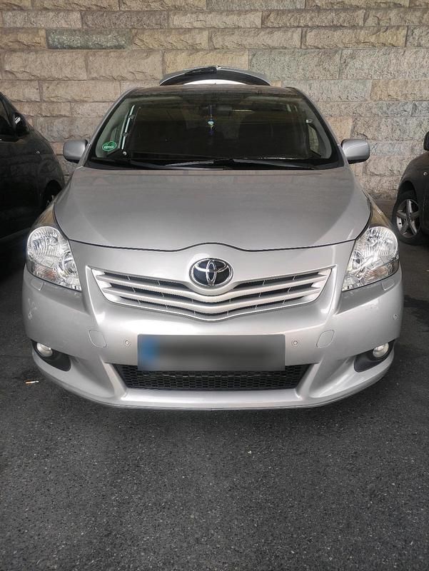 Gebraucht Toyota Verso 147 PS (108 kW) 2010 Silber Van / Kleinbus