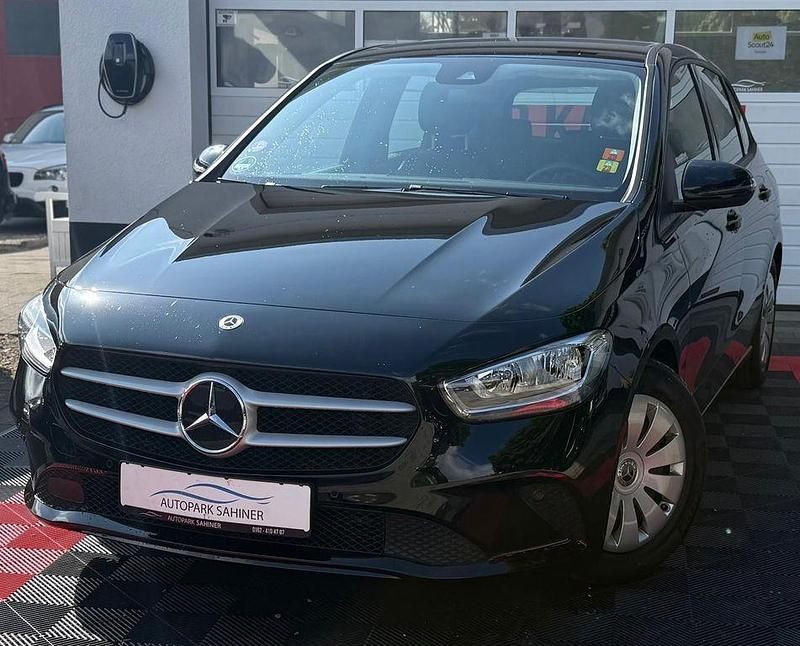 Schwarz Gebraucht 2022 Mercedes B160 Van / Kleinbus | 17.649 € (Guter Preis) - Bild 1/4
