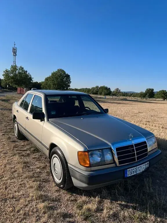 Gebraucht Mercedes E260 160 PS (117 kW) 1988 Silber Limousine