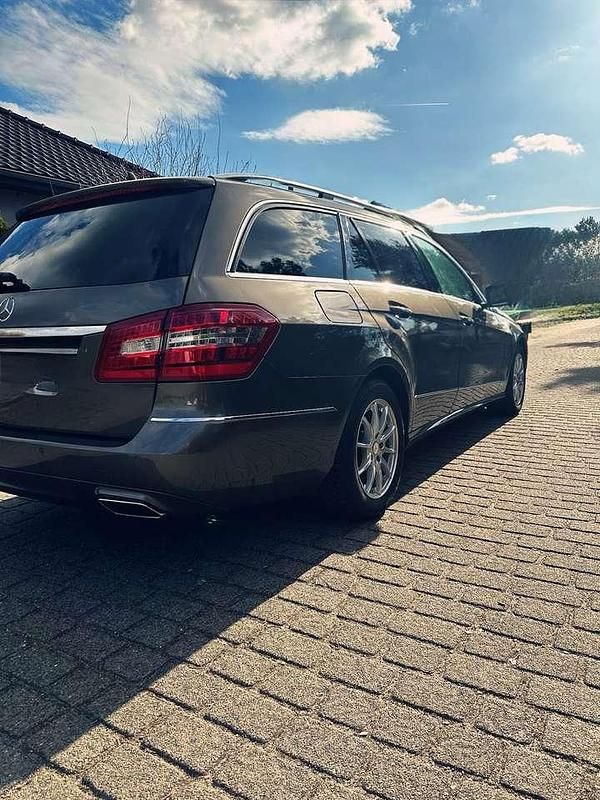 Gebraucht Mercedes E220 Avantgarde 170 PS (125 kW) 2012 Grau Kombi