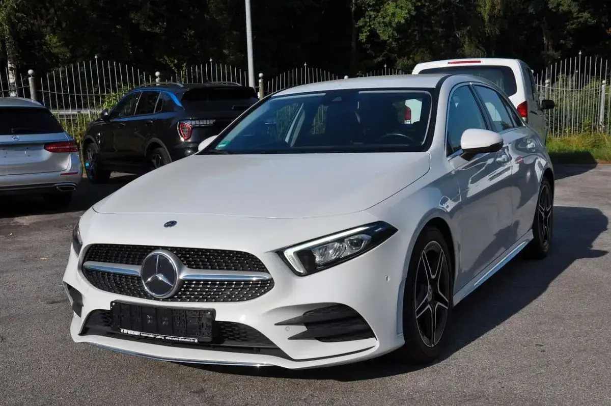 Gebraucht Mercedes A180 AMG line 116 PS (85 kW) 2020 Digitalweiß Limousine