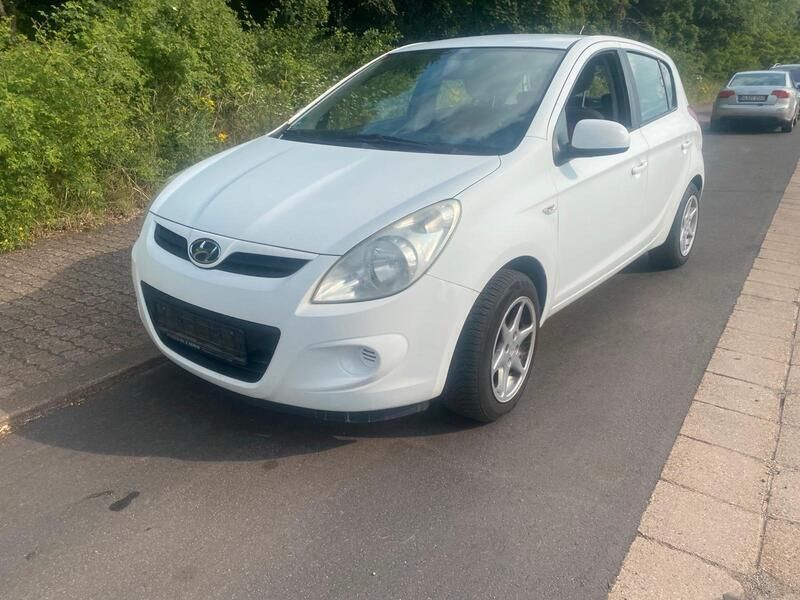 Weiß Gebraucht 2010 Hyundai i20 Kleinwagen | 2.399 € (Guter Preis) - Bild 1/4
