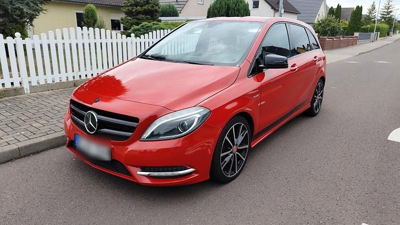 Rot Gebraucht 2012 Mercedes B180 AMG line Van / Kleinbus | 11.999 € (Superpreis) - Bild 1/4