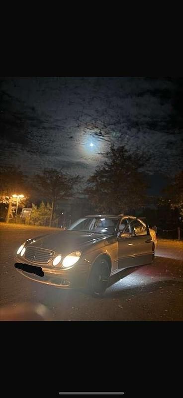 Silber Gebraucht 2004 Mercedes E200 Classic Limousine | 3.990 € (Fairer Preis) - Bild 1/4