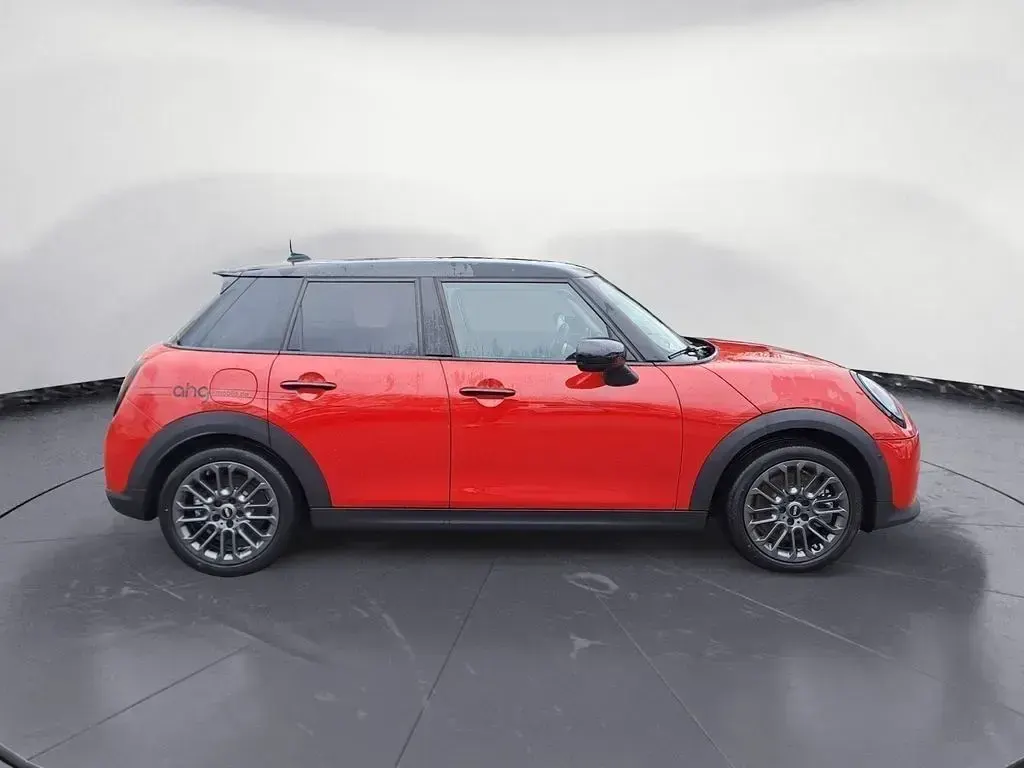 Nouă Mini Cooper S Classic 204 CP (150 kW) 2026 Roșu Hatchback