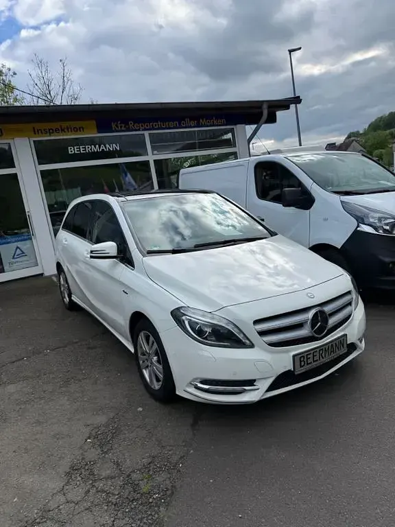 Gebraucht Mercedes B180 122 PS (89 kW) 2012 Weiß Kleinwagen