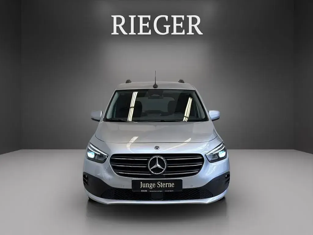 Gebraucht Mercedes T180 Progressive 131 PS (96 kW) 2025 Silber Van / Kleinbus
